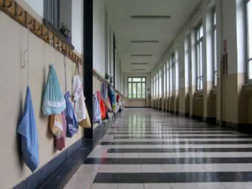 Bimbo esce dalla scuola e nessuno se ne accorge