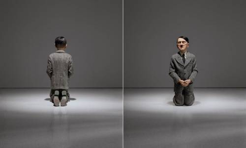 La statua di Hitler in ginocchio venduta per 17 milioni di euro