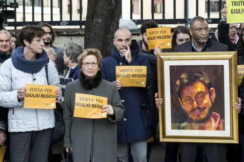 Un momento del sit-in davanti all'ambasciata egiziana per chiedere la verità sulla morte di Regeni