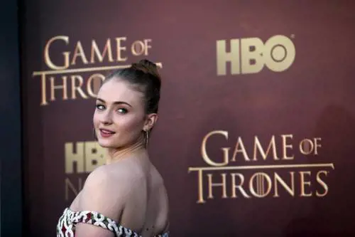 Sophie Turner: "Jennifer Lawrence ha preso a pugni la mia vagina"