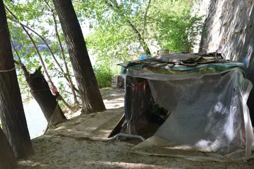 Rifugi per clandestini e quartieri-fantasma Pusher protetti al "T28"