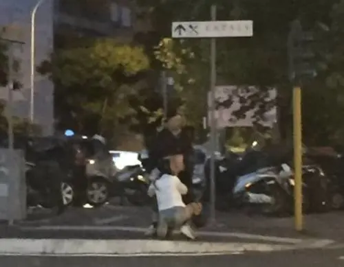 Roma, sesso orale in mezzo alla strada e davanti a tutti