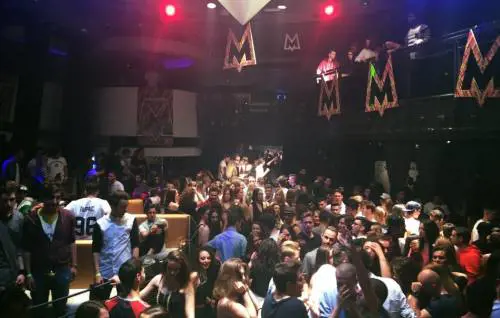 Albanese la stupra in discoteca. Le amiche ridono e filmano tutto