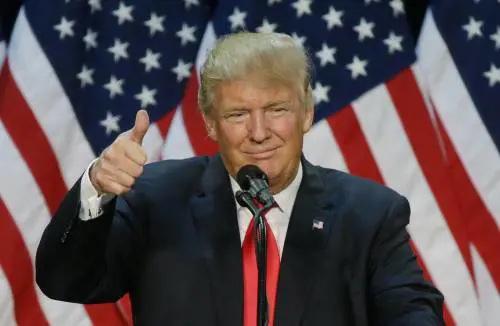 Stati Uniti, l'accusa contro Trump: "Ha molestato decine di donne"