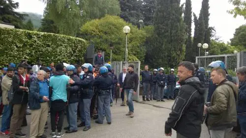 Lucca, il prefetto bastona i Comuni che non accolgono migranti
