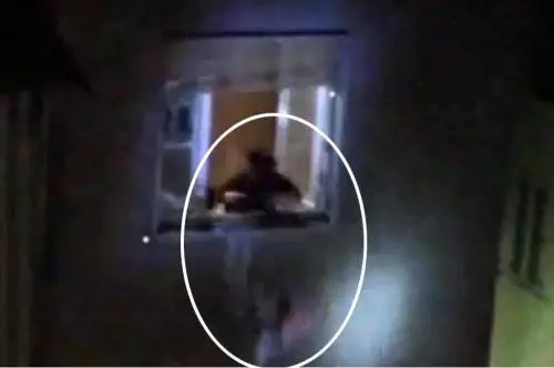 Lancia le figlie dalla finestra