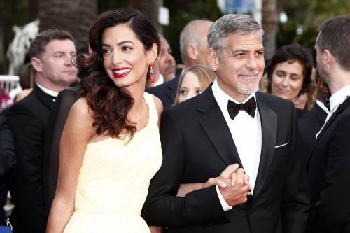 Amal Clooney e lo spacco vertiginoso a Cannes