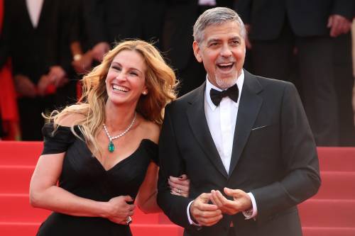 Cannes, Julia Roberts si sbarazza dei tacchi e cammina a piedi nudi