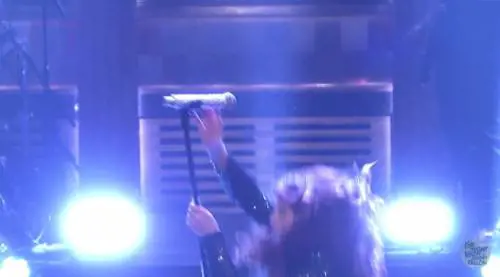 Caduta in diretta tv per la cantante Meghan Trainor