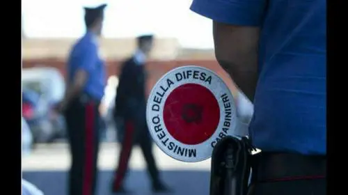 Roma, marocchino fallisce un furto. Poi tenta di sgozzare la vittima