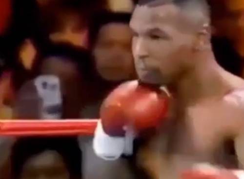 Tyson sul ring nel 1995 ​e spunta un cellulare