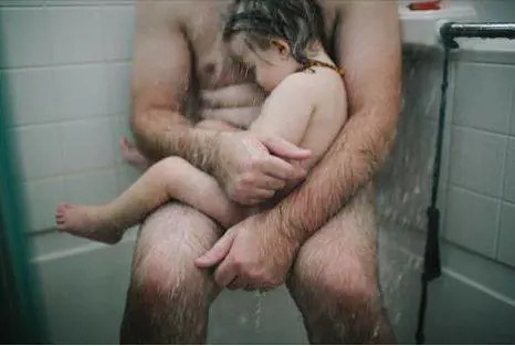 Padre e figlio censurati da Facebook ma la foto nasconde una storia commovente