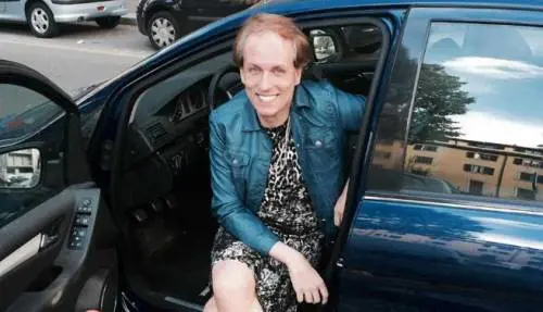 È un uomo ma veste donna: la nuova tendenza è il crossdressing