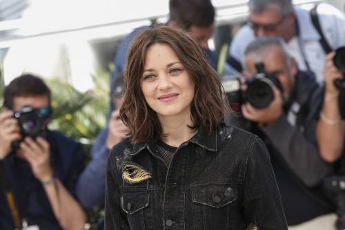 Marion Cotillard fetish al Festival di Cannes tra jeans e borchie ai tacchi