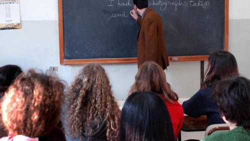Torino, professore punisce studente e i genitori lo picchiano