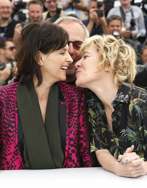 Bacio saffico al Festival di Cannes tra Valeria Bruni Tedesci e Juliette Binoche