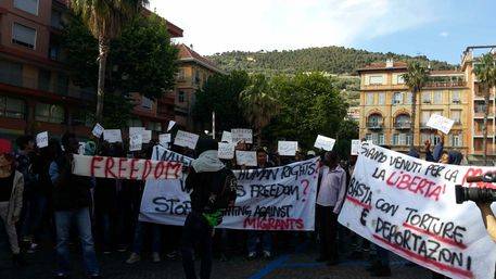 Ventimiglia, rivolta dei "No border": "Oggi l'Italia è un grande carcere"