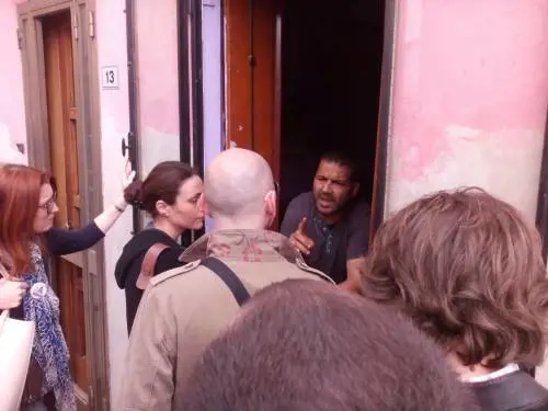 Chiama due imbianchini immigrati: la picchiano e le occupano casa