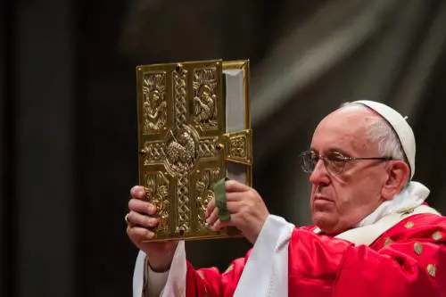 Il richiamo del Papa ai vescovi: "Siate sobri e rinunciate alle proprietà"