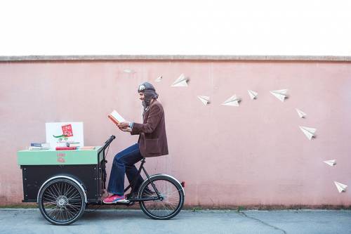 Una biblioteca a due ruote: "Così porto i libri ai bambini"