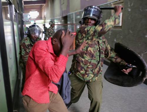 Proteste in Kenya: la polizia lancia gas lacrimogeni contro la folla