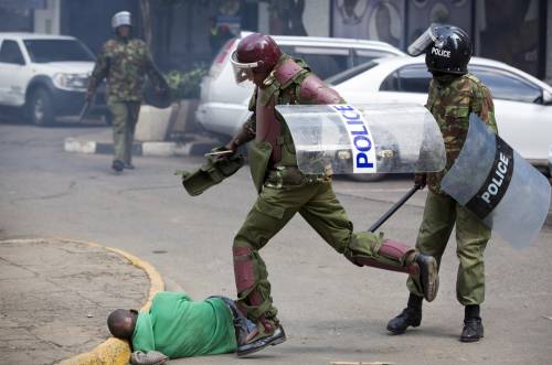 Kenya: polizia usa gas lacrimogeni contro i manifestanti