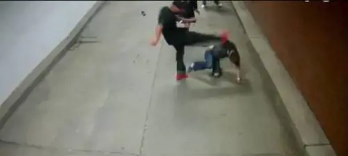 Droga a Milano, immigrati lo torturano e gli cavano l'occhio col coltello