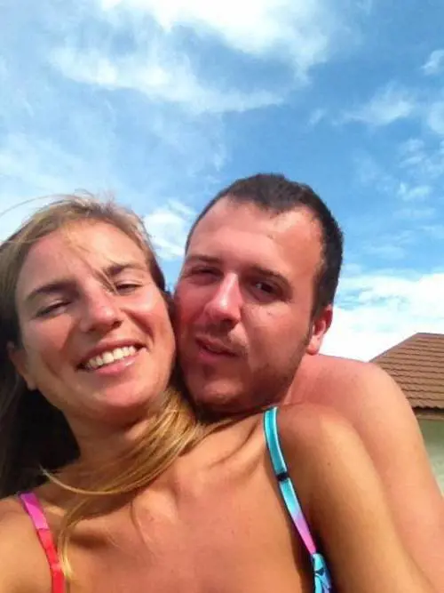 La moglie lo vede per l'ultima volta lui la ammazza con venti coltellate