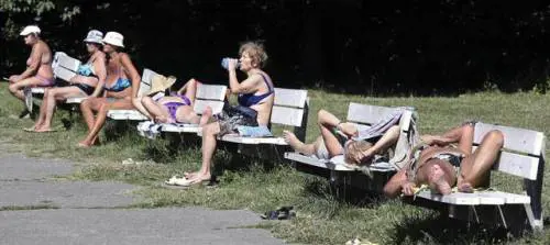 In piedi sulla panchina, multati per cento euro