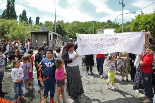 I rom mandano avanti i bimbi: "Salvini, vattene via, schifoso"