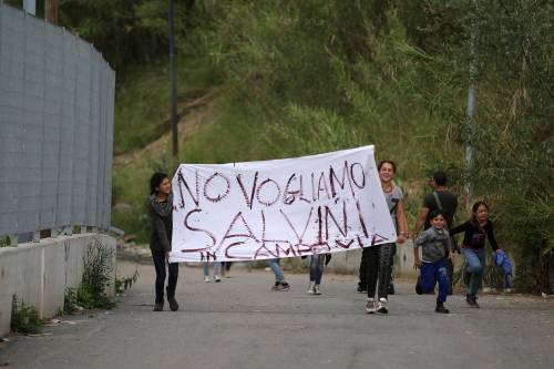 Striscione al campo nomadi: "Non vogliamo Salvini"