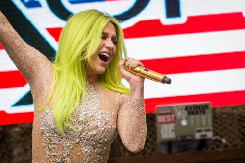 Kesha non sarà ai Billboard Awards, Dr Luke l'ha impedito