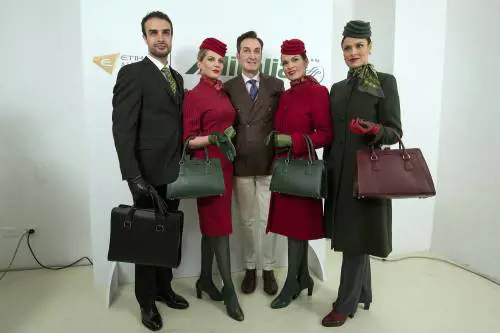 Nuove divise Alitalia, scontro tra sindacati e compagnia aerea