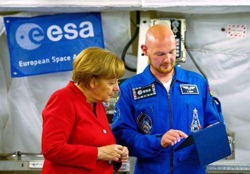 La Merkel con gli astronauti dell'Esa