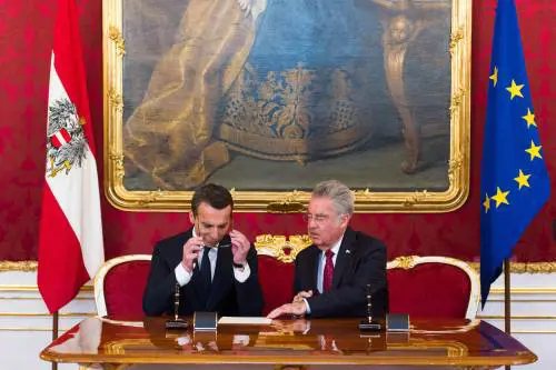 Austria, giura il neocancelliere: "Ma la gente non si fida più"