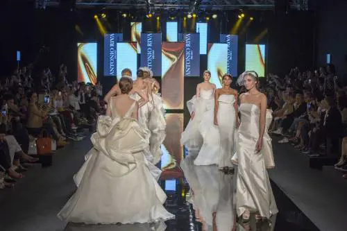 Sfilano le collezioni glamour: Sposaitalia detta le tendenze per il giorno del "sì"