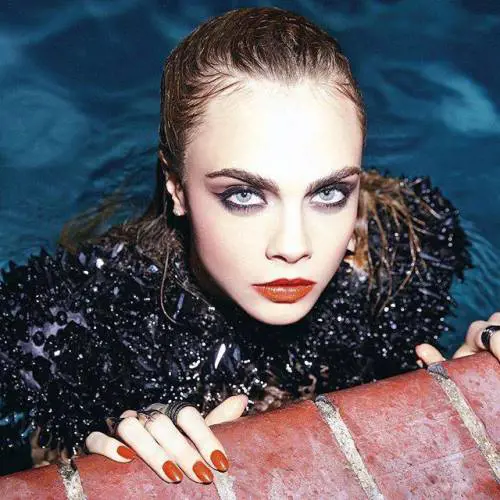 Cara Delevingne: "Ho ululato nuda nella foresta"