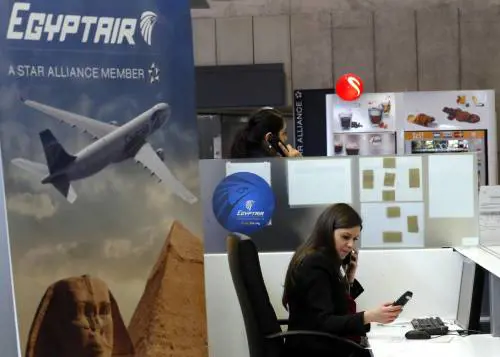 Impiegate al lavoro al counter della EgyptAir all'aeroporto di Parigi