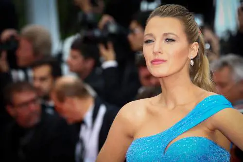 Blake Lively, pancione sul red carpet