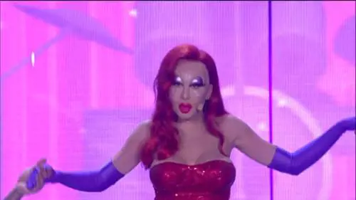 Virginia Raffaele è Jessica Rabbit: spacco vertiginoso ad Amici