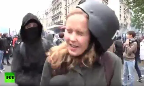 Il black bloc pesta in diretta tv una giornalista di Russia Today