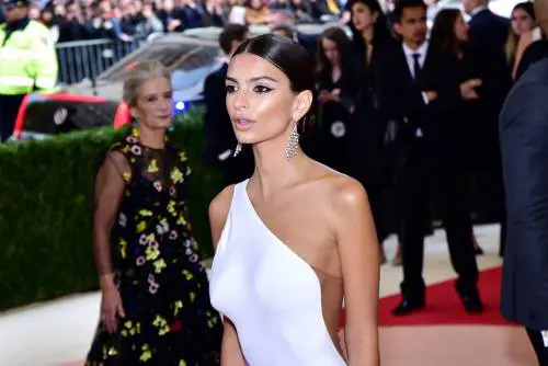 Emily Ratajkowski: "Essere sexy e nuda è difficile"