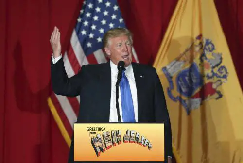 Trump: "Chiedete a Hillary chi ha fatto esplodere l'aereo"