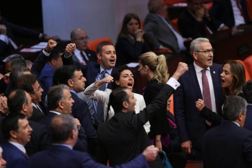 Turchia, eliminata immunità politica A rischio i parlamentari filo-curdi