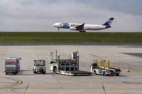 "Abbatteremo questo aereo". La scritta sul volo Egyptair
