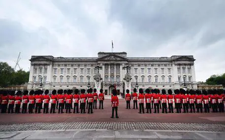 Gb, paura a Buckingham Palace. Un killer cerca la regina