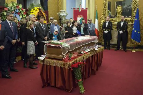 Politici e persone comuni rendono omaggio a Pannella