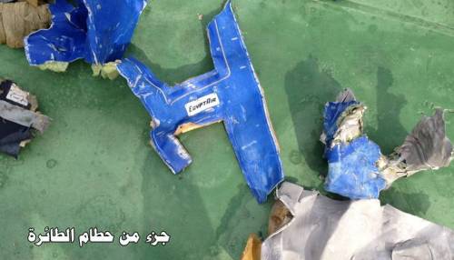 Egyptair, giallo sull'esplosione "Soltanto corpi a piccoli pezzi"