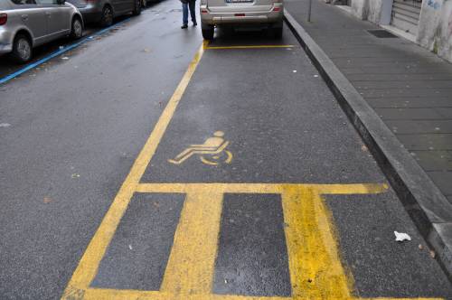 Caserta, parcheggia nel posto dei disabili senza permesso. Poi scatta la rissa