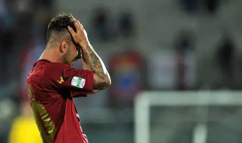 Livorno retrocede in Lega Pro. Tifoso aggredisce il portiere